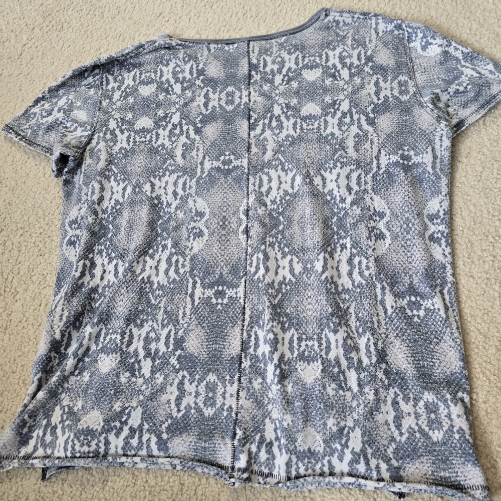 Women’s Short Sleeve Snake Print Tee - Gray - Picture 9 of 9
